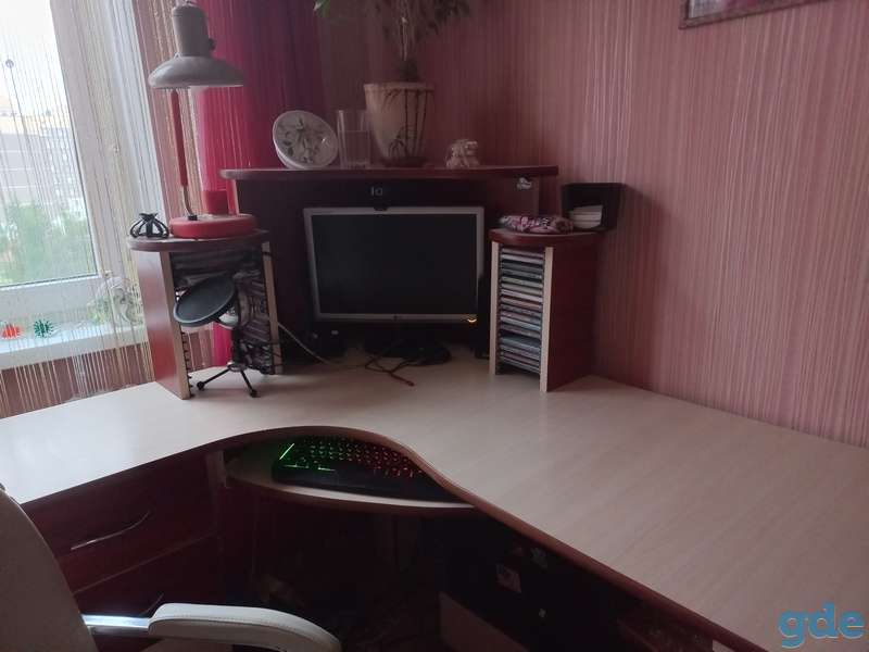 Продам компьютерный угловой стол, фотография 1