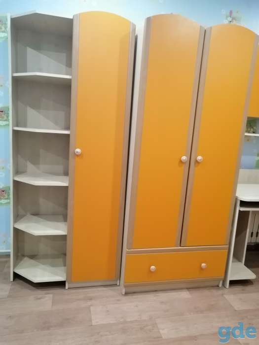 Продам набор корпусной мебели для детской комнаты. Тахту. Шторы и тюль. Компьютерный угловой стол., фотография 2