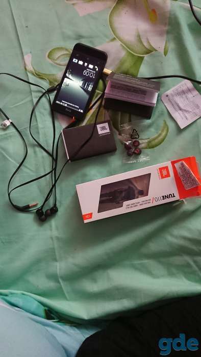 Телефон HTC one V и наушники jbl tune 110, фотография 1