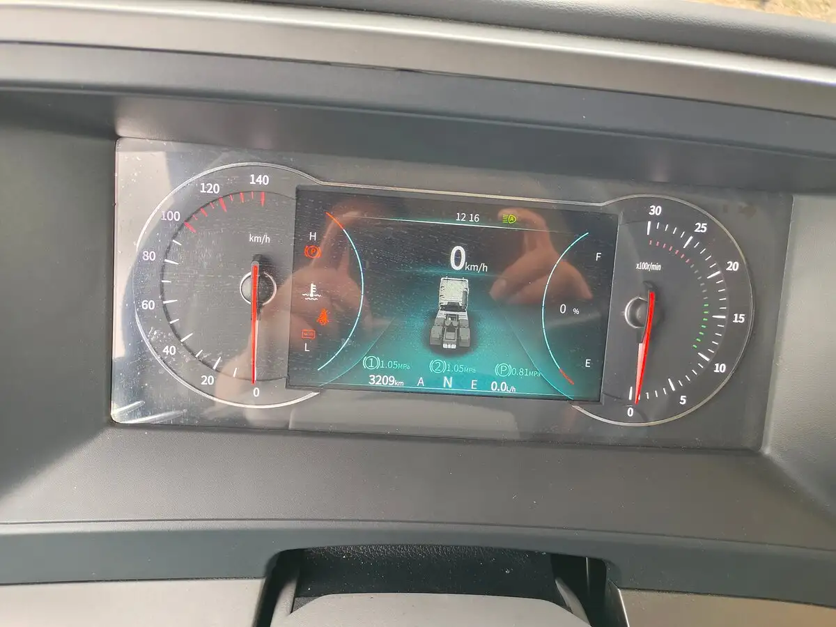 Новый тягач Dongfeng DFH4180, фотография 9