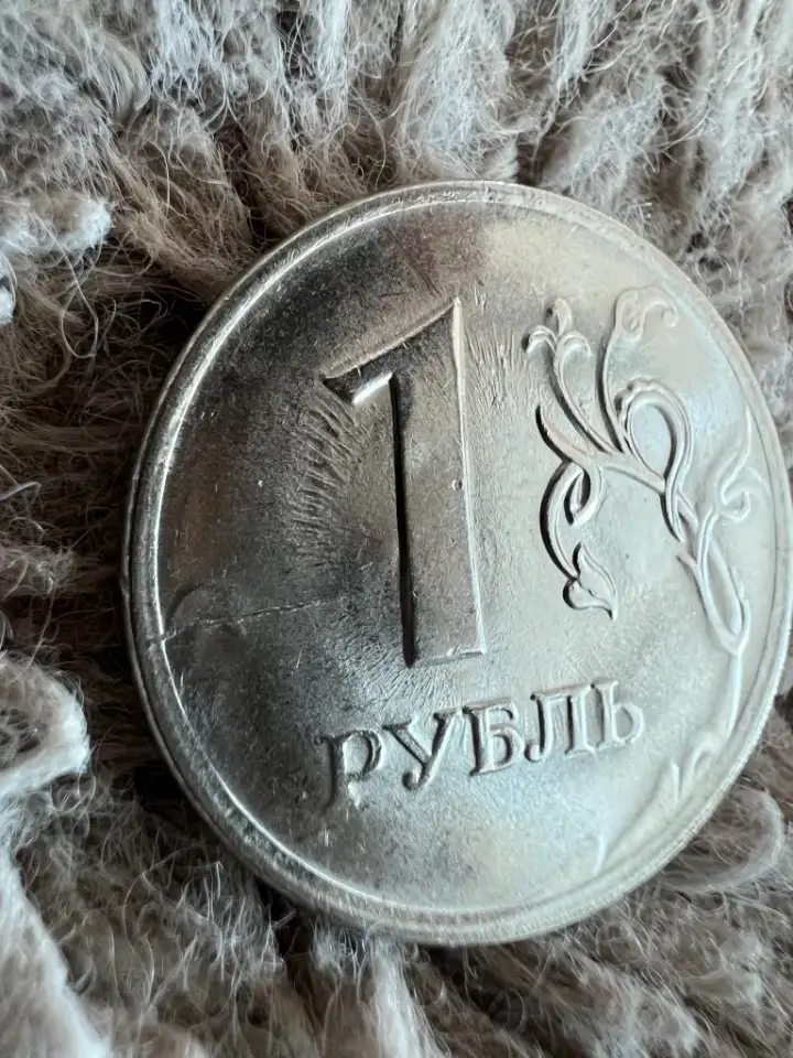 Рубль 2010г редкий брак, фотография 2