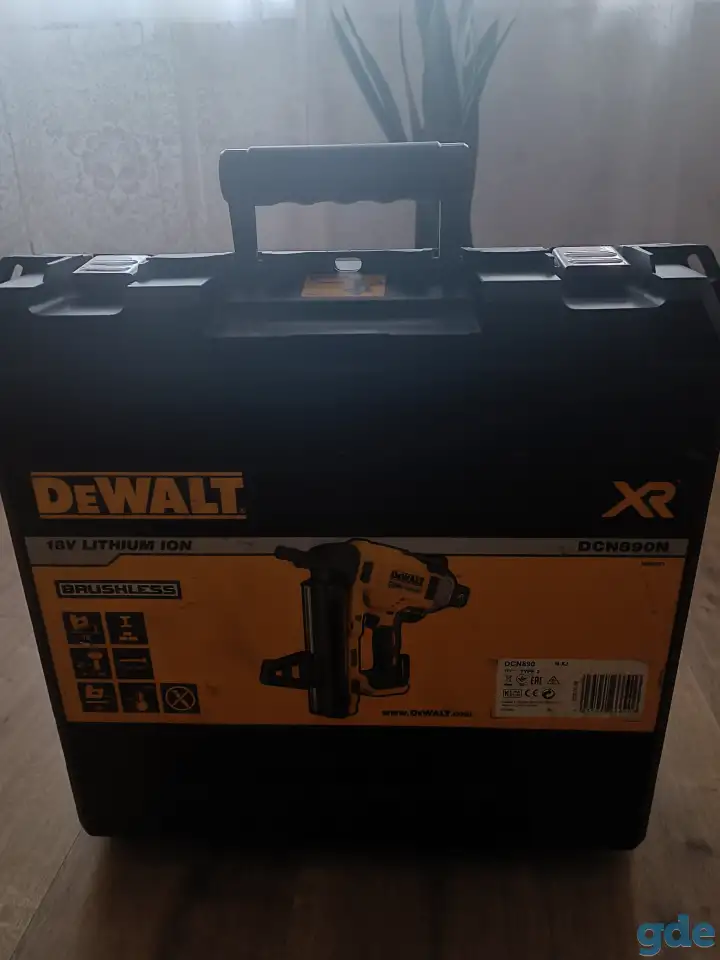 Монтажный нейлер (гвоздезабивной пистолет по бетону )DeWALT DCN890N 18V с двумя  аккумуляторами и зарядным устройством, фотография 1