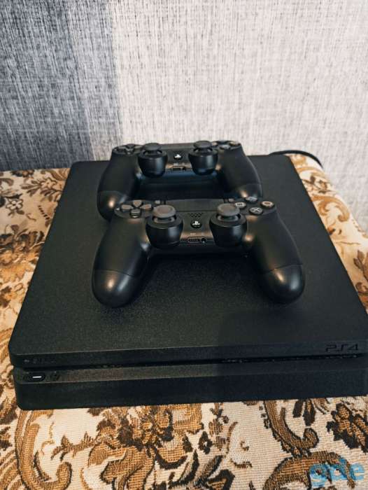 PS4 1 терабайт, 2 геймпада, 5 игровых дисков, фотография 3