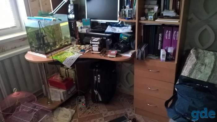 Продам компьютерный стол в комплекте,недорого,немного б/у., фотография 2